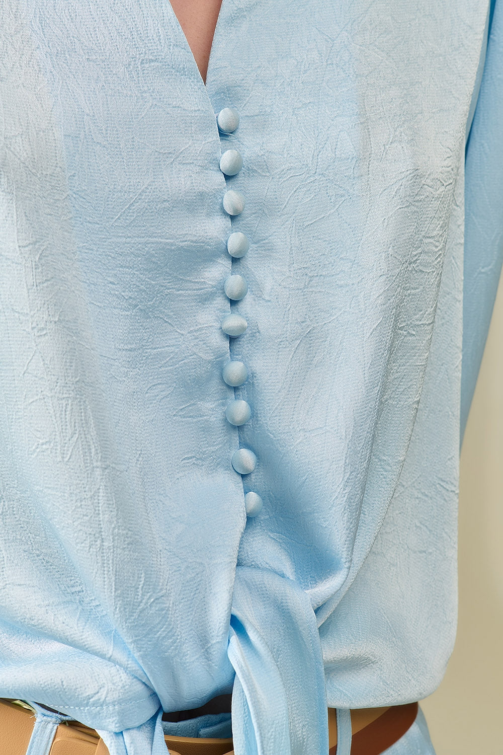 Camicia corta con bottoni in blu con nodo