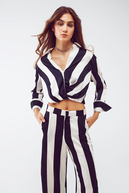 Q2 Camicia Crop con dettaglio di nodo in righe bianche e nere