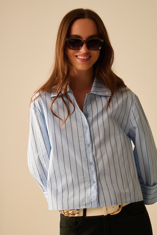 Q2 camicia cropped in popeline a righe blu