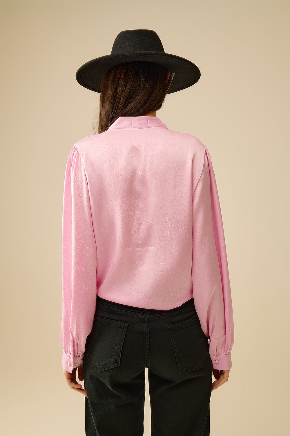 Camicia cropped in rosa con nodo