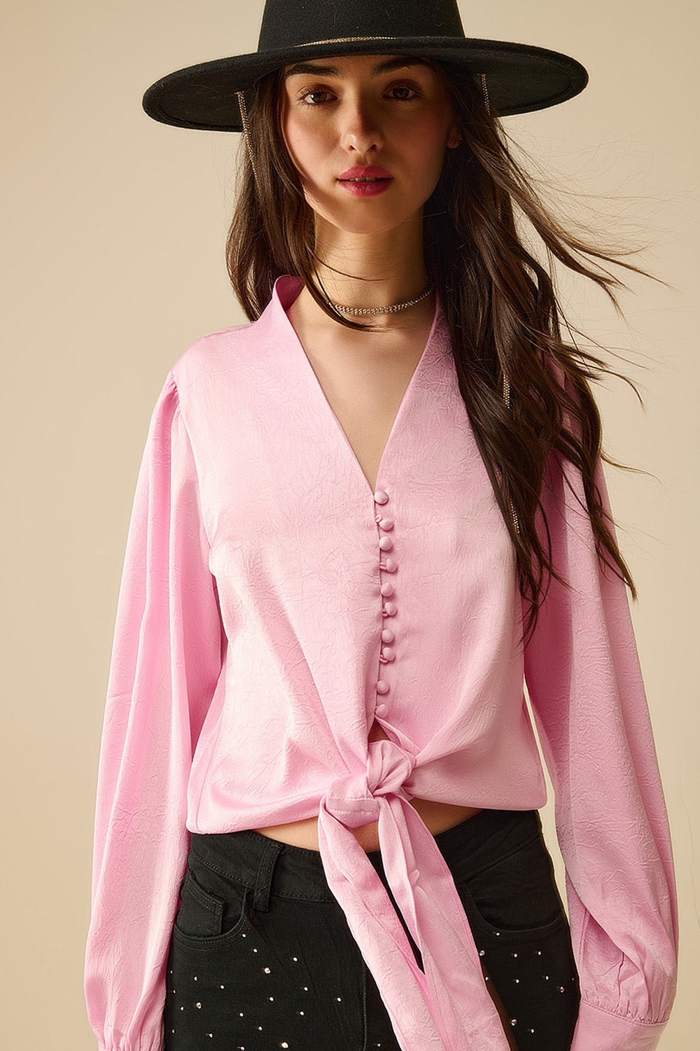 Camicia cropped in rosa con nodo