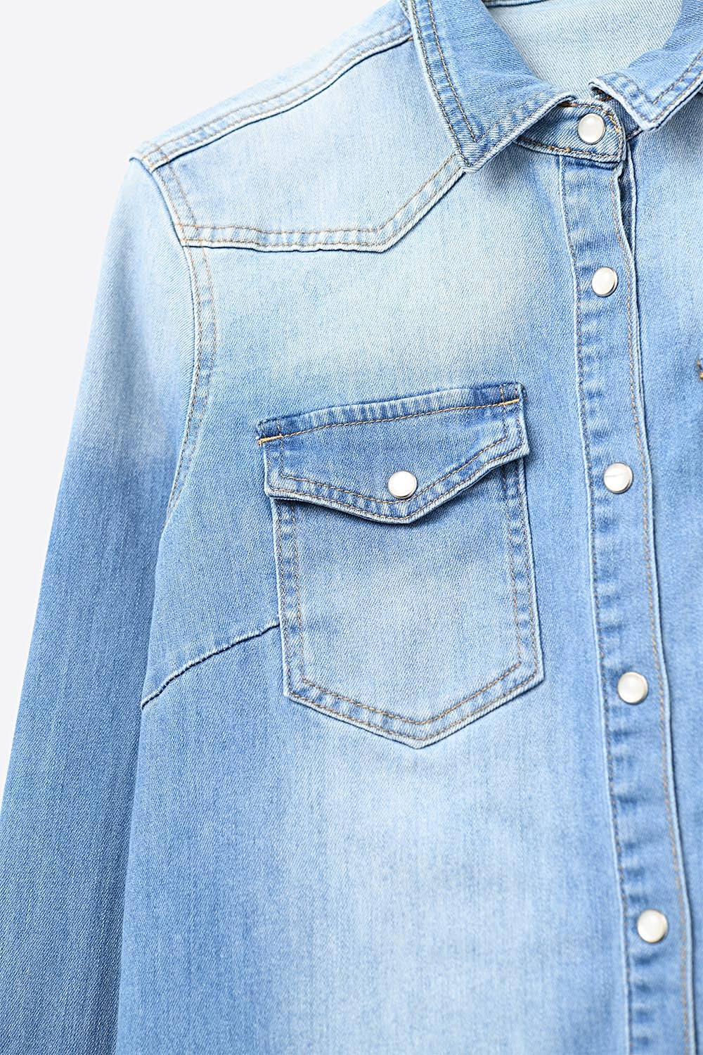Camicia di Jeans Lavaggio Chiaro con Abbottonatura Frontale
