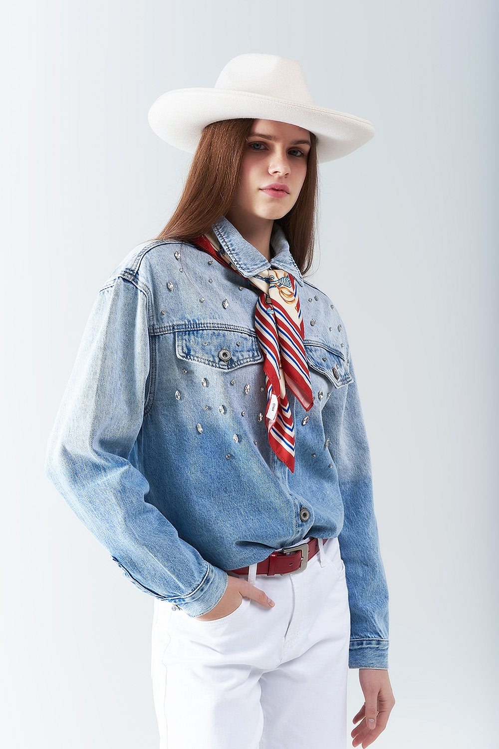 camicia di jeans lavata con tasche sul petto e dettagli ricamati in strass