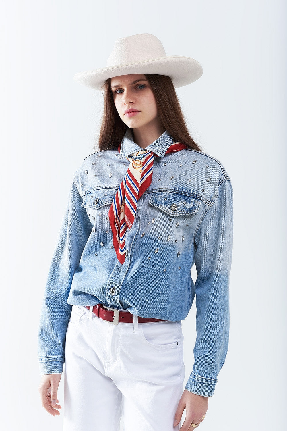 camicia di jeans lavata con tasche sul petto e dettagli ricamati in strass