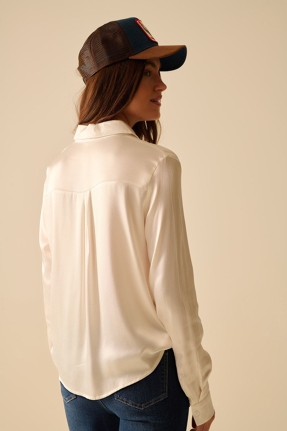 Camicia di raso a maniche lunghe con colletto polo in colore bianco