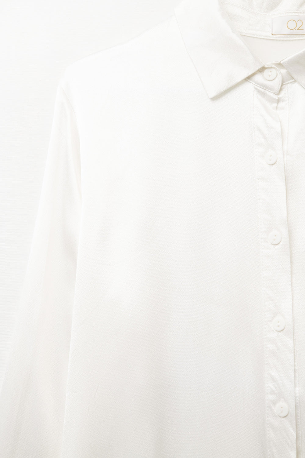 Camicia di raso a maniche lunghe con colletto polo in colore bianco