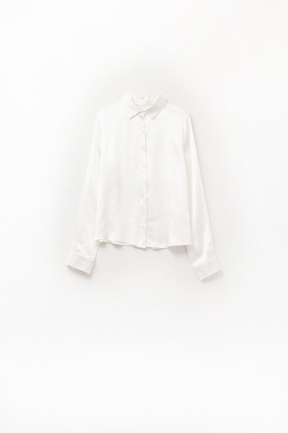 Camicia di raso a maniche lunghe con colletto polo in colore bianco