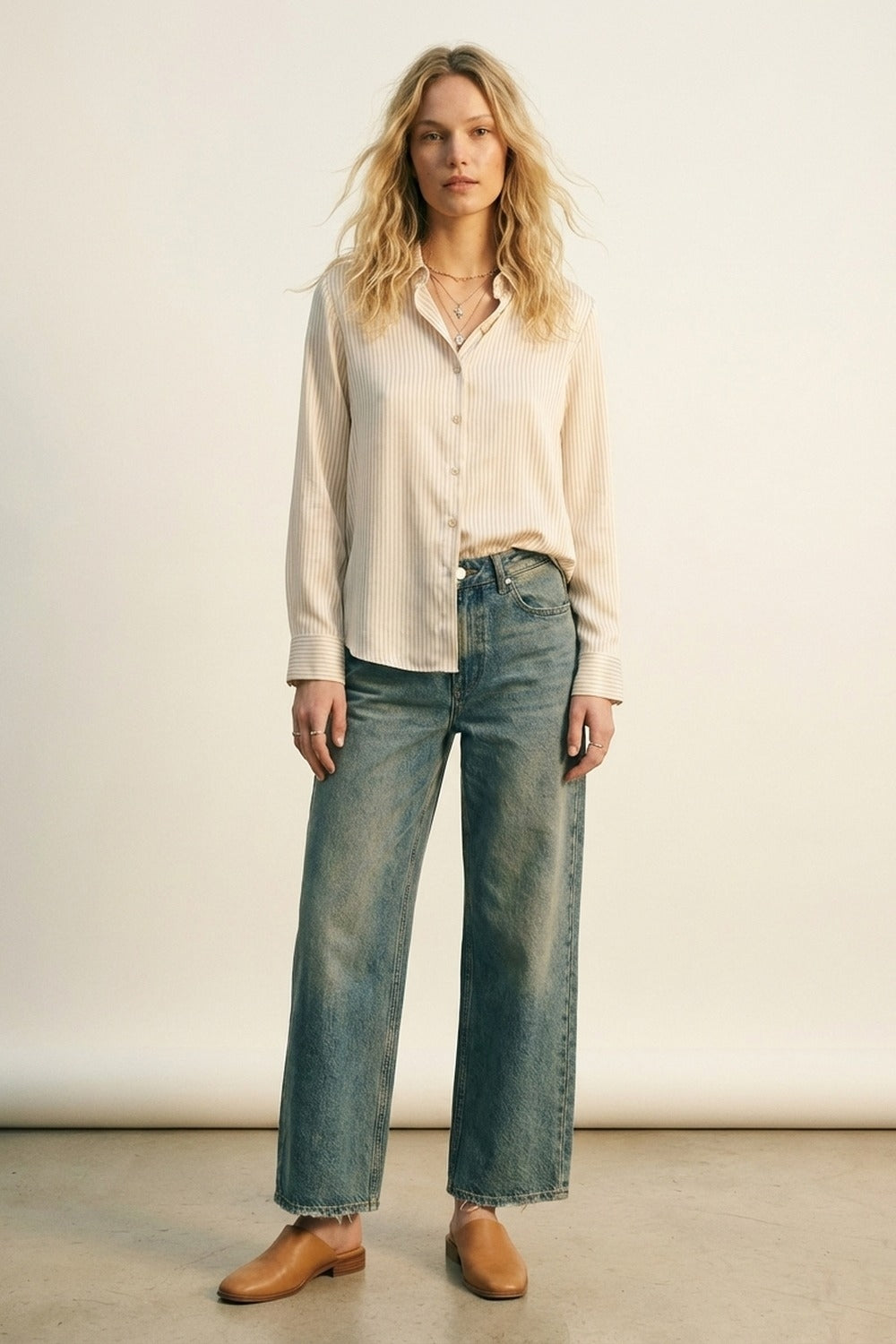camicia di raso a righe beige in tessuto morbido