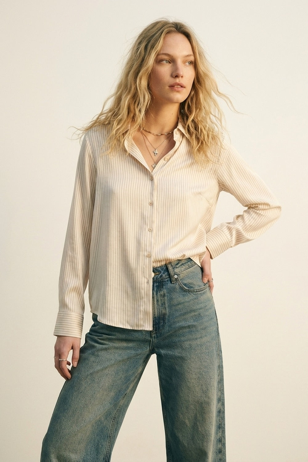 camicia di raso a righe beige in tessuto morbido