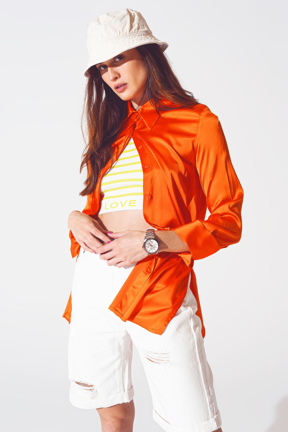 Camicia di raso arancio con spacco sui polsini