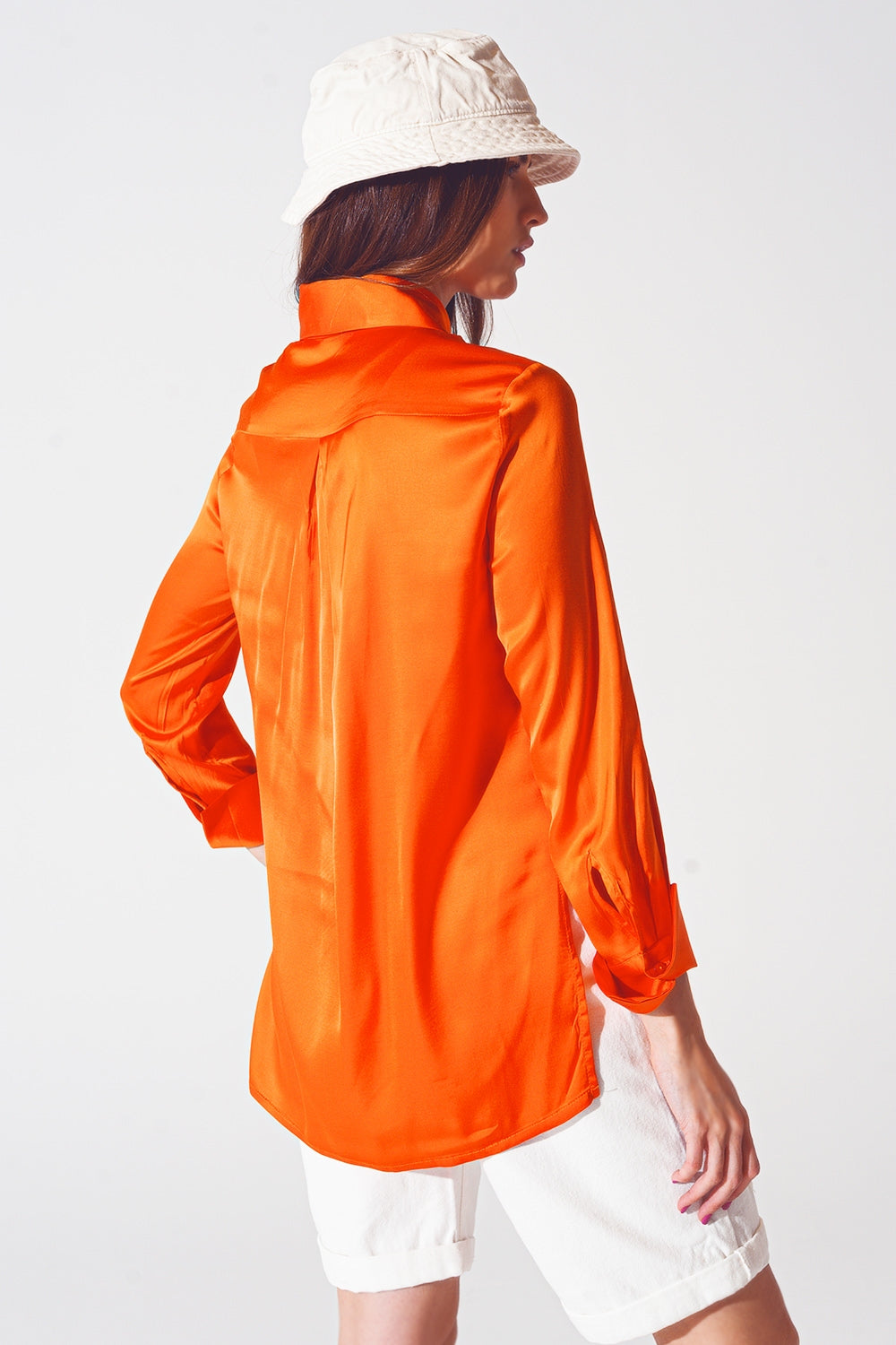 Camicia di raso arancio con spacco sui polsini