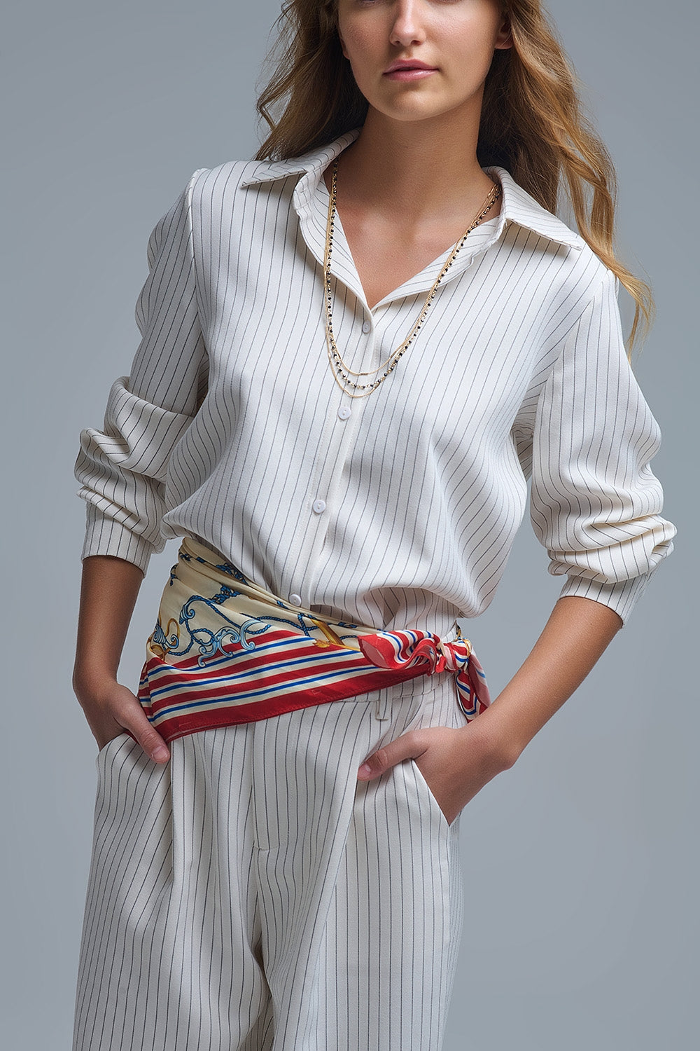 Camicia gessata sofisticata con collo alto a righe color crema