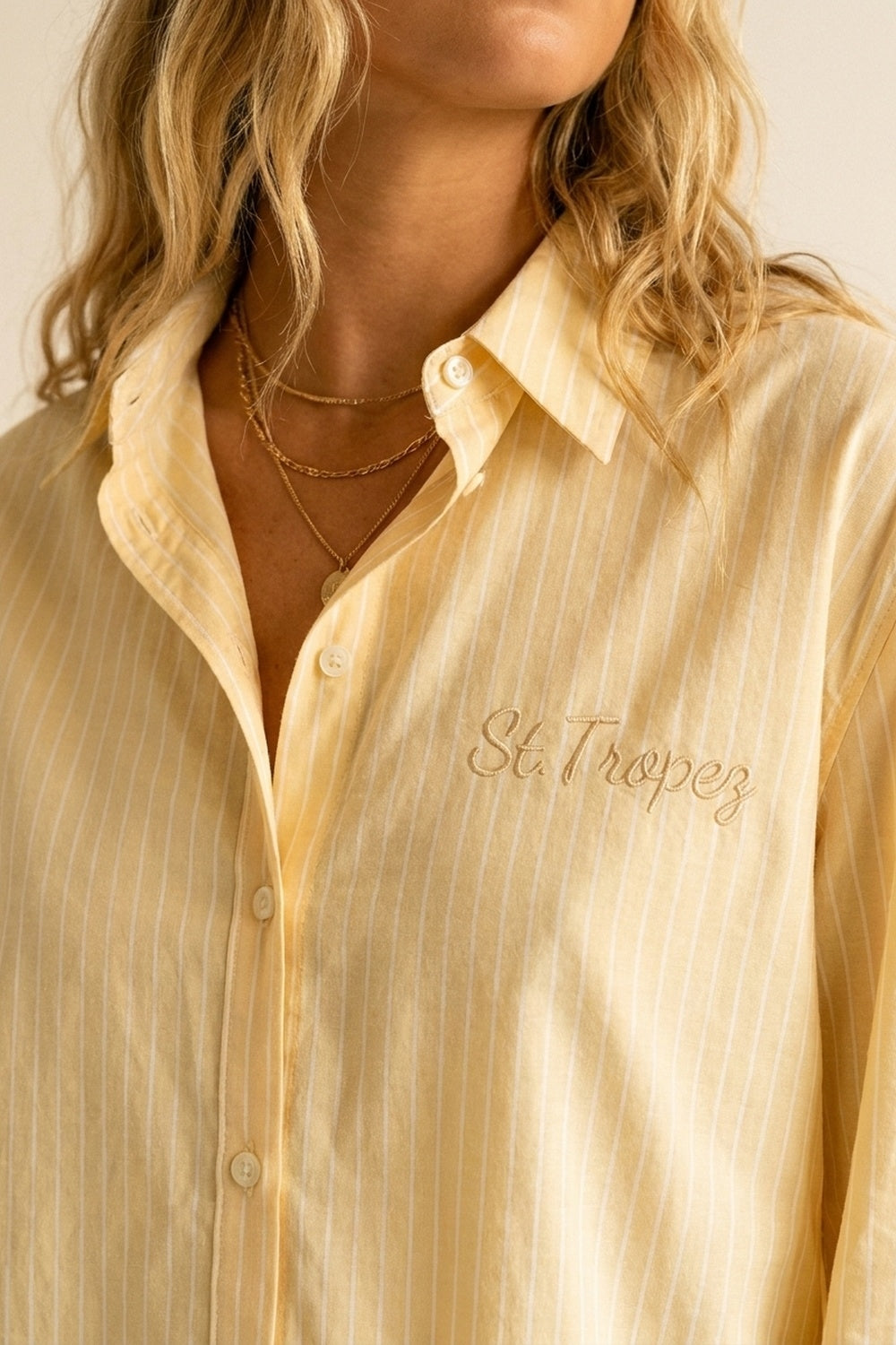 Camicia gialla a righe sottili con ricamo St. Tropez