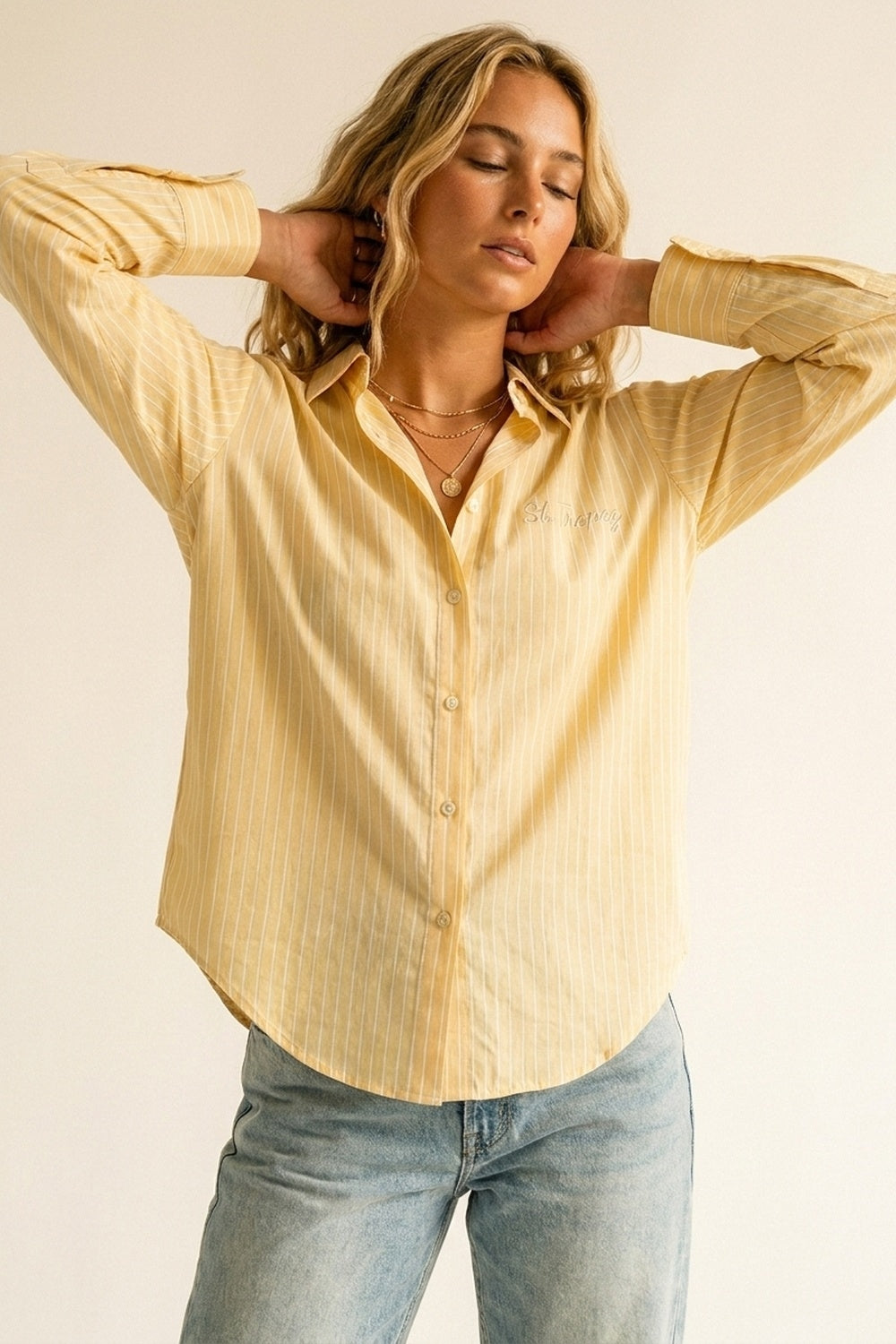 Camicia gialla a righe sottili con ricamo St. Tropez