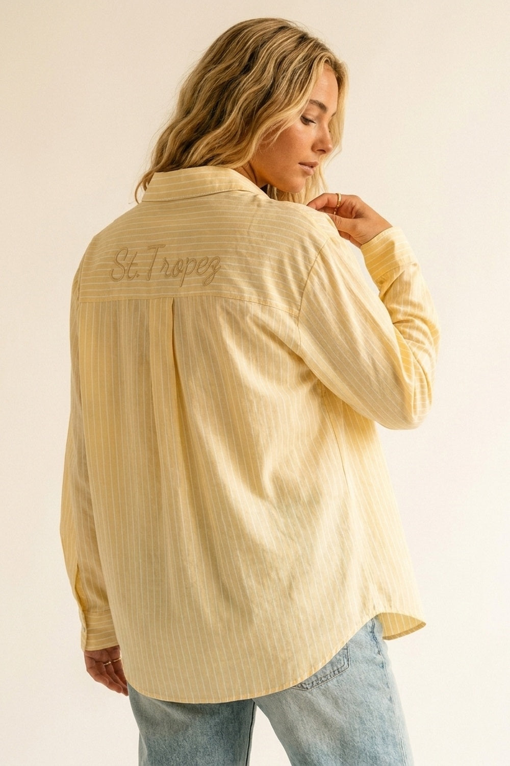 Camicia gialla a righe sottili con ricamo St. Tropez