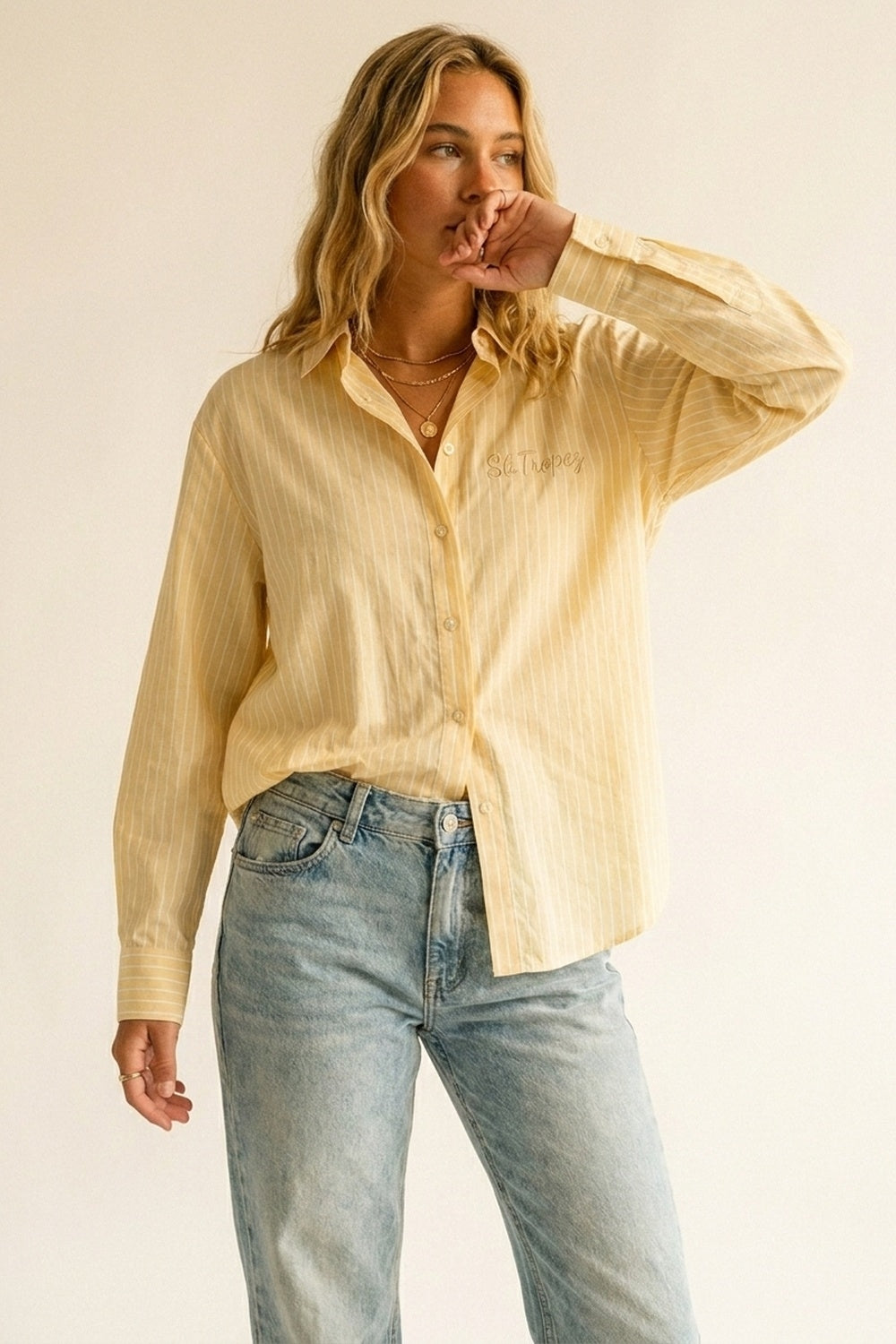 Q2 Camicia gialla a righe sottili con ricamo St. Tropez