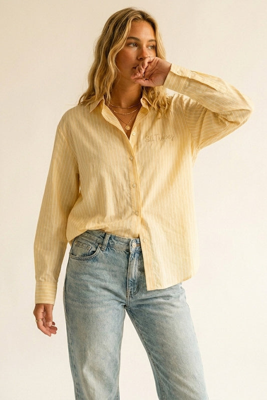 Q2 Camicia gialla a righe sottili con ricamo St. Tropez