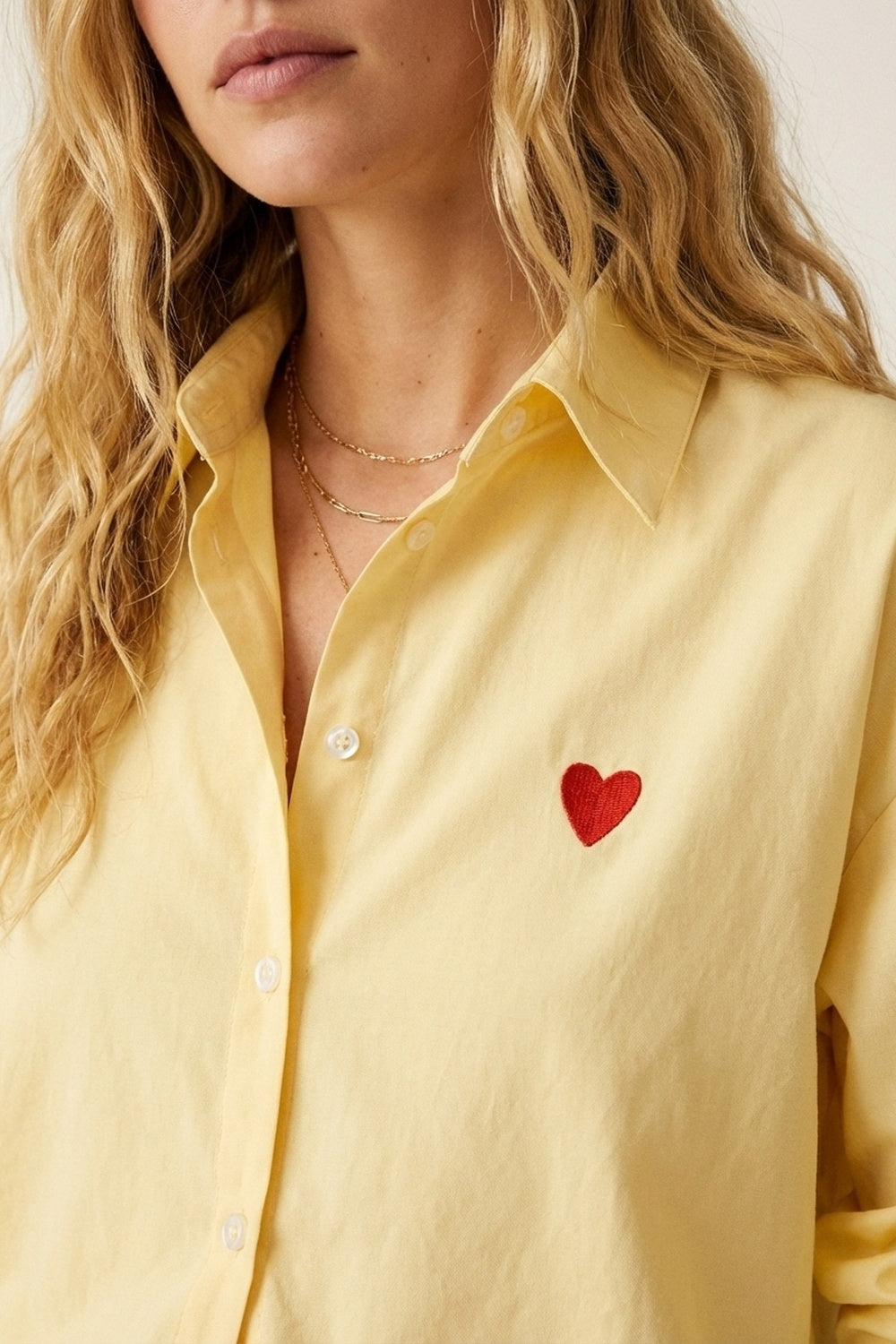 Camicia gialla con bottoni e dettaglio cuore