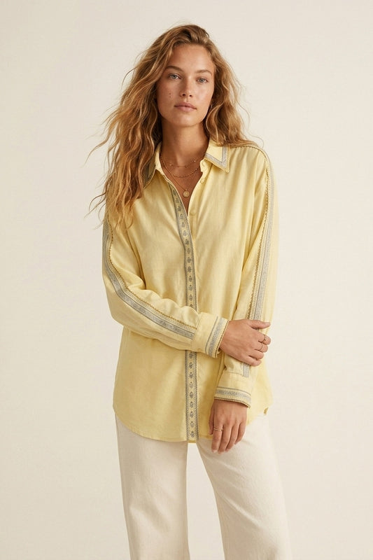 Q2 Camicia gialla oversize con dettagli ricamati