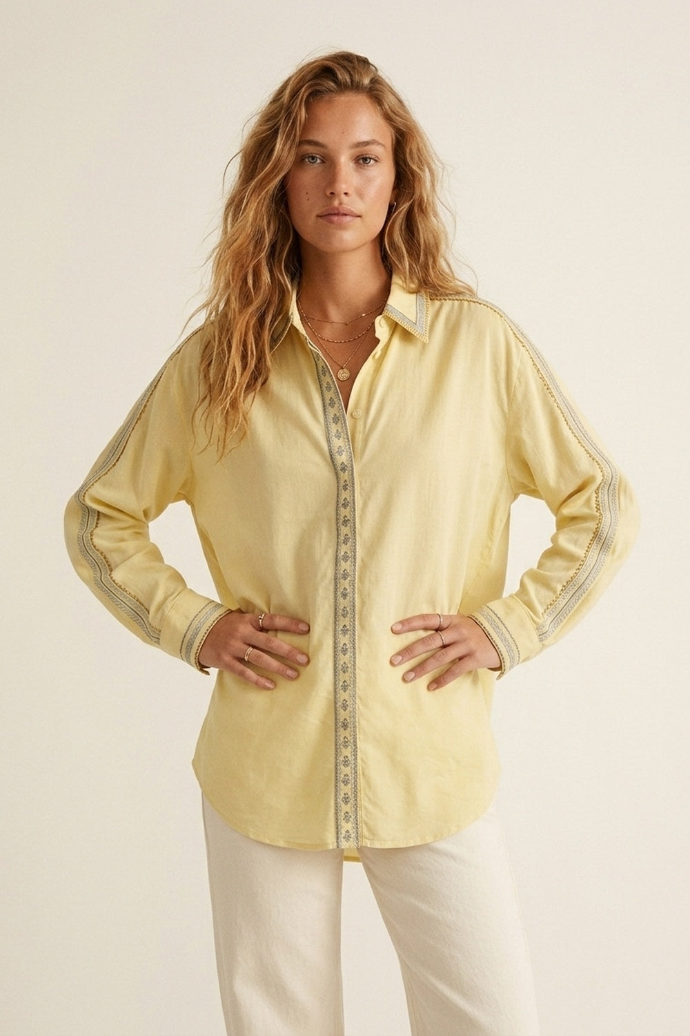 Camicia gialla oversize con dettagli ricamati