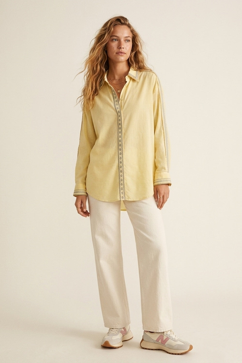 Camicia gialla oversize con dettagli ricamati