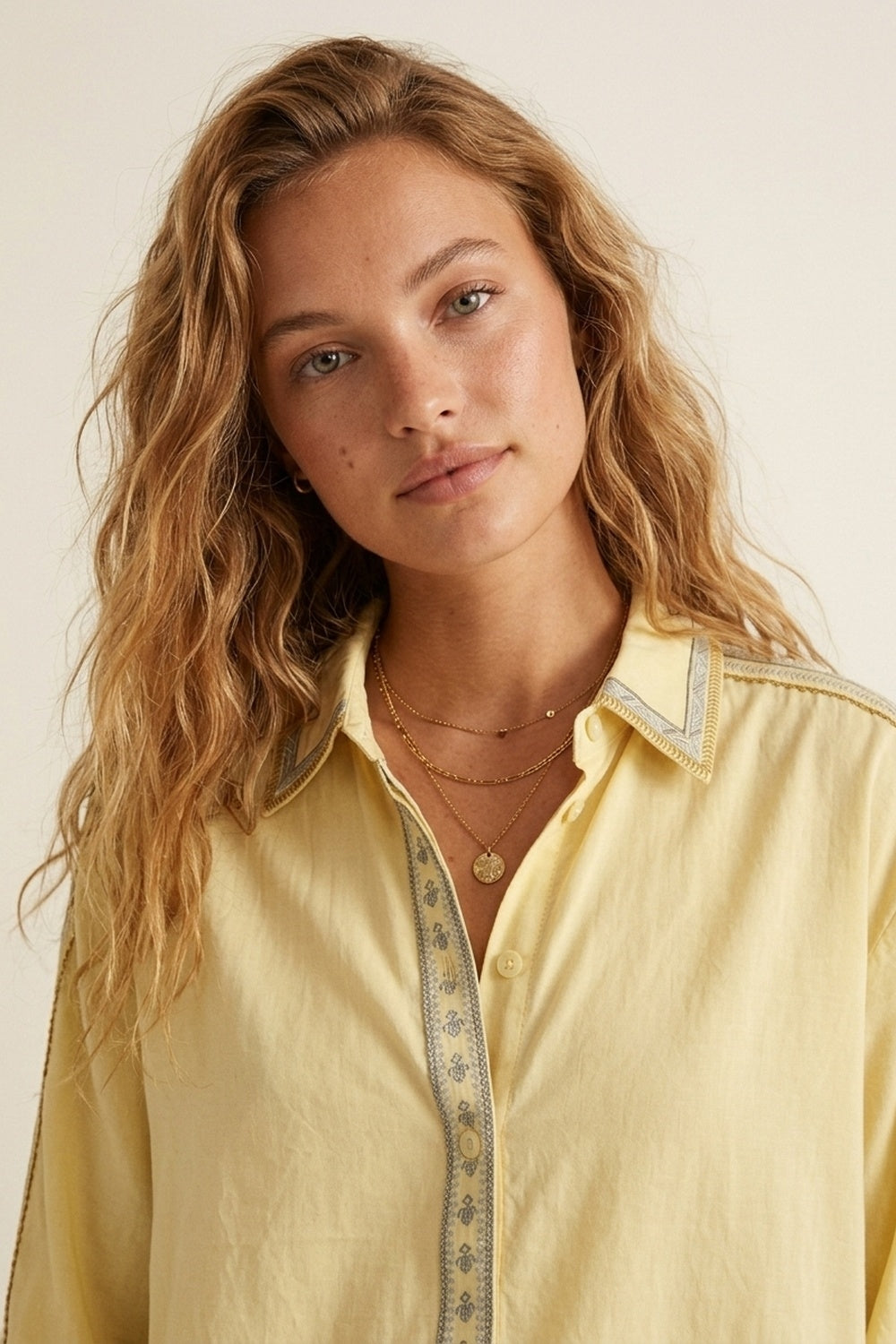 Camicia gialla oversize con dettagli ricamati