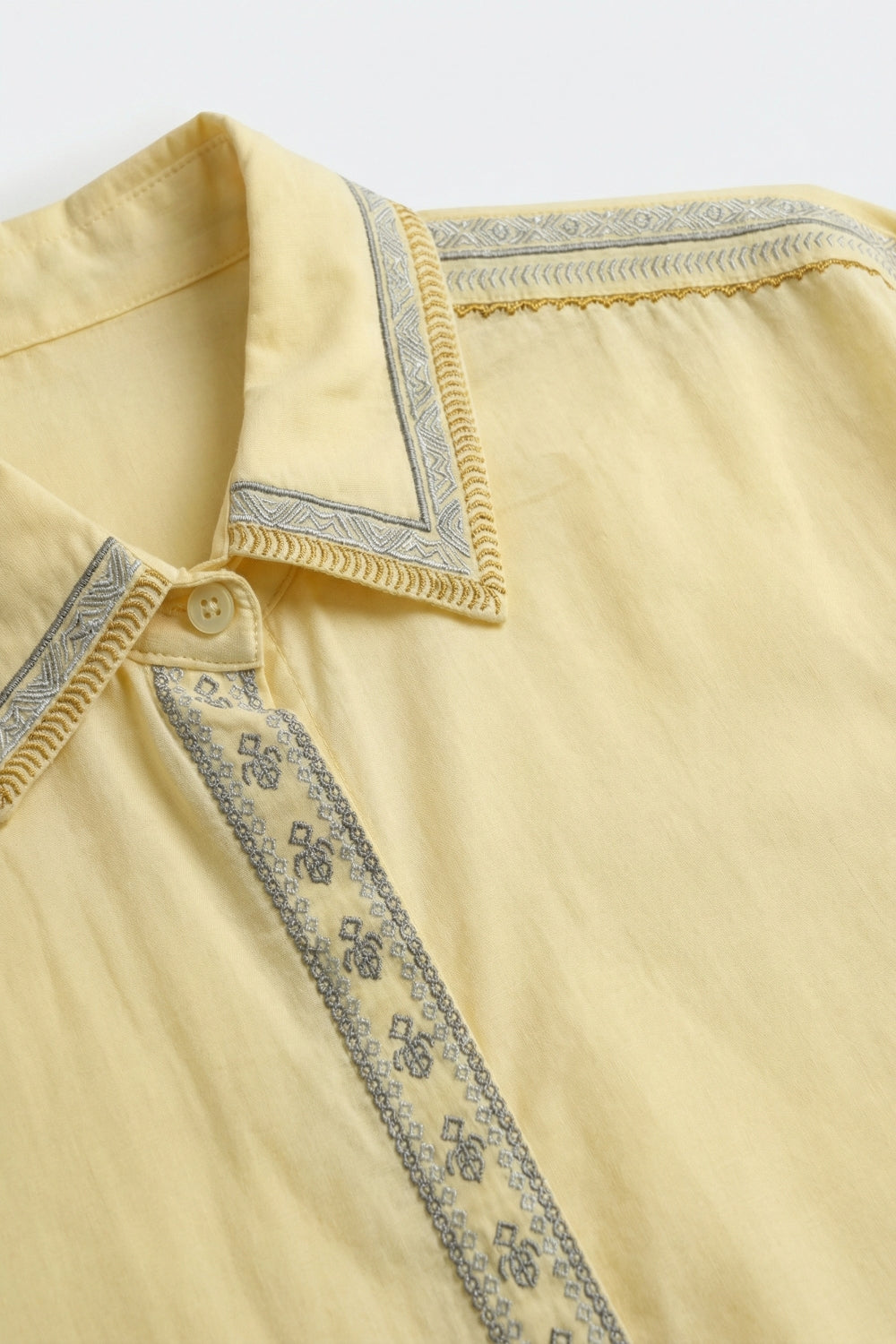 Camicia gialla oversize con dettagli ricamati