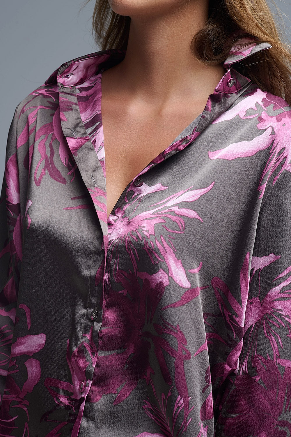 Camicia grigia in raso con stampa floreale e bottoni