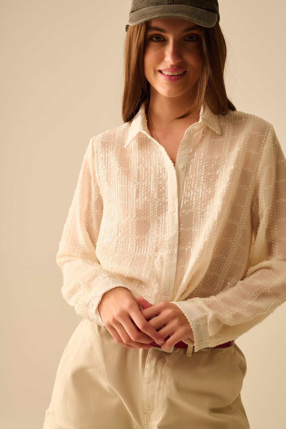 camicia in chiffon beige con dettagli in paillettes