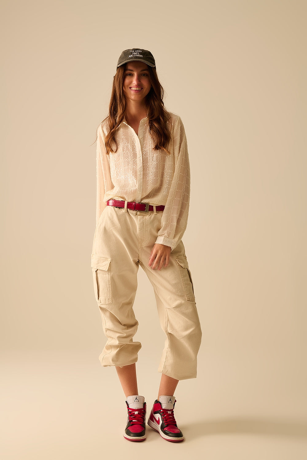 camicia in chiffon beige con dettagli in paillettes