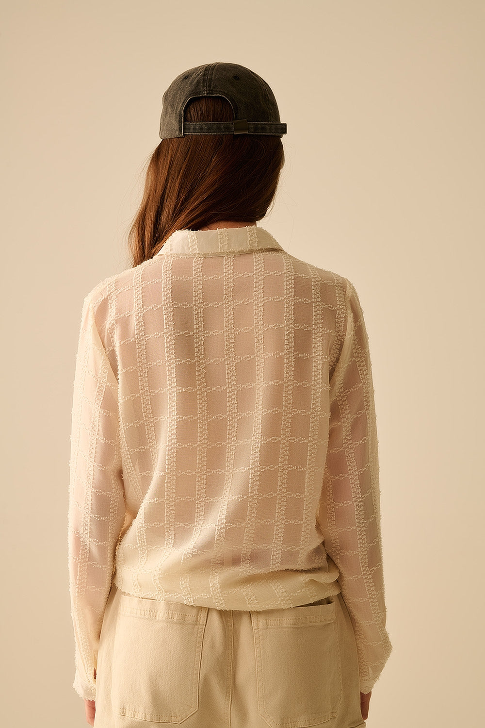 camicia in chiffon beige con dettagli in paillettes