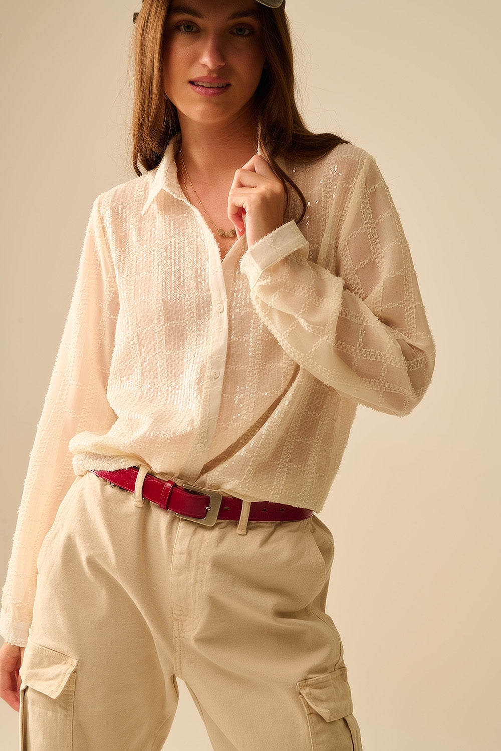 Q2 camicia in chiffon beige con dettagli in paillettes