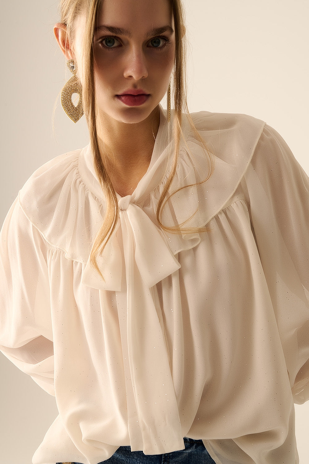 Camicia in chiffon beige con dettaglio fiocco