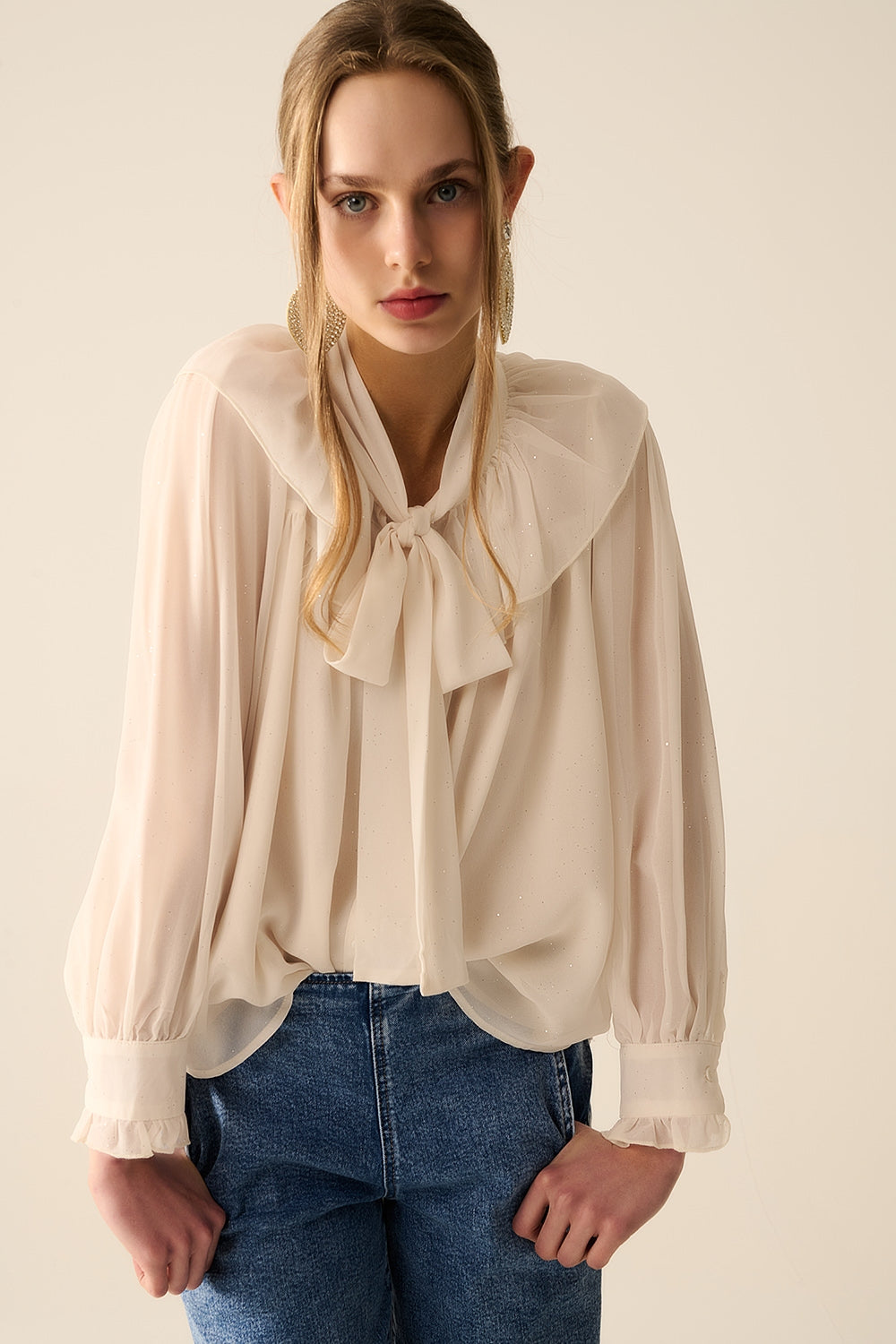 Q2 Camicia in chiffon beige con dettaglio fiocco