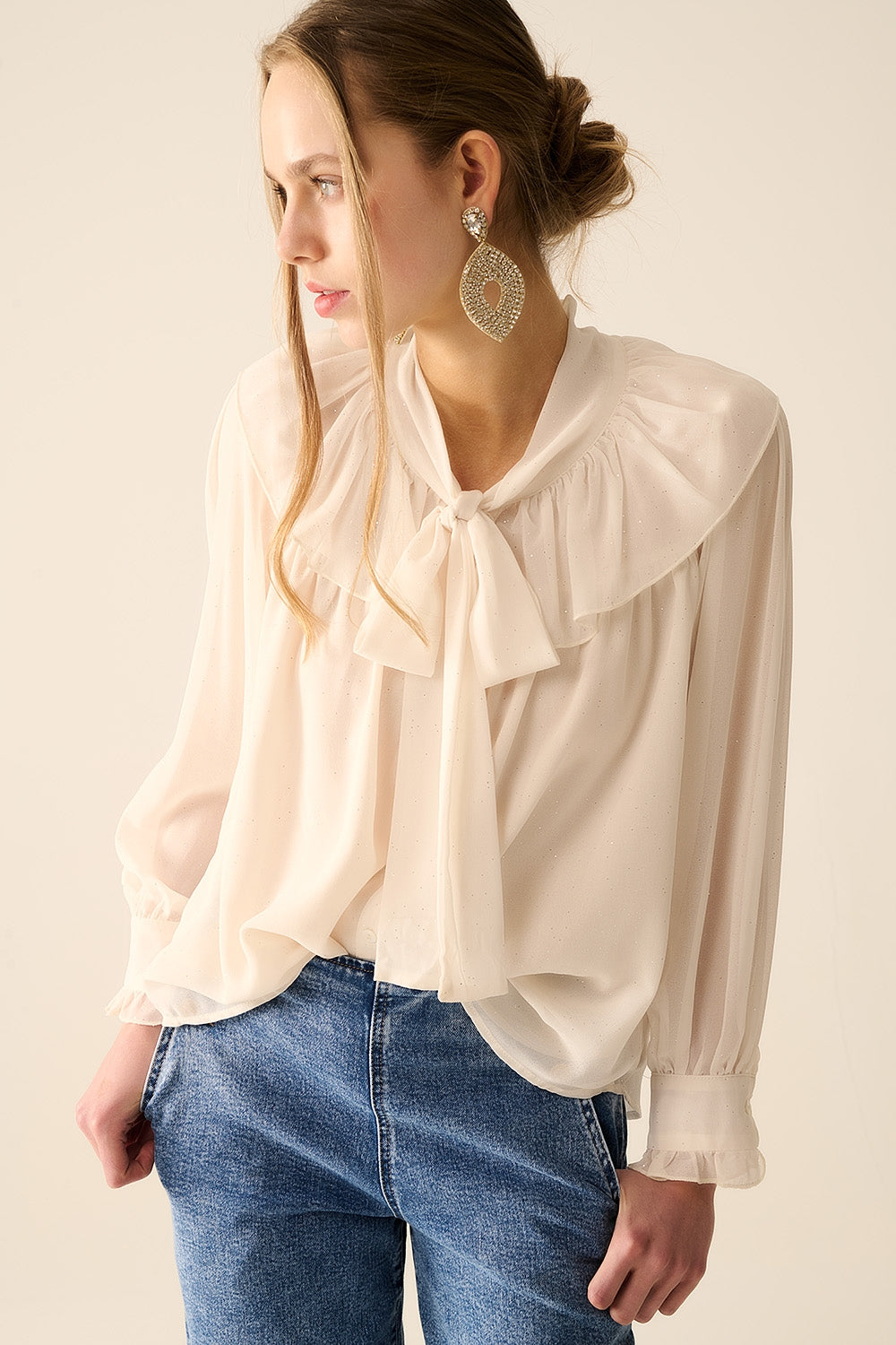 Camicia in chiffon beige con dettaglio fiocco