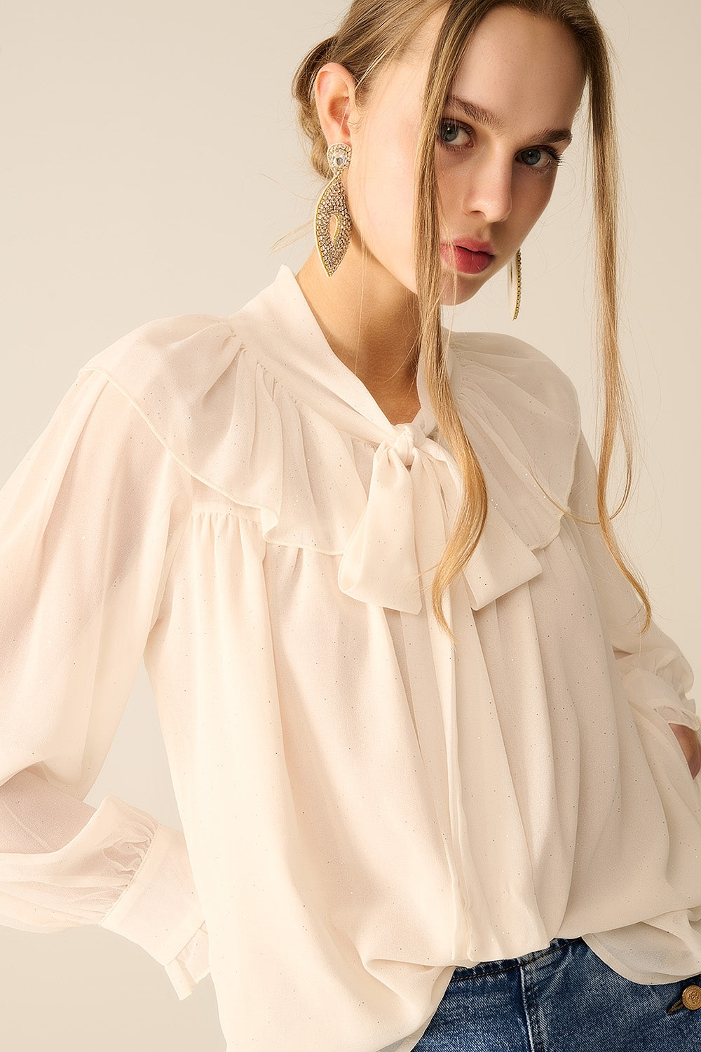 Camicia in chiffon beige con dettaglio fiocco