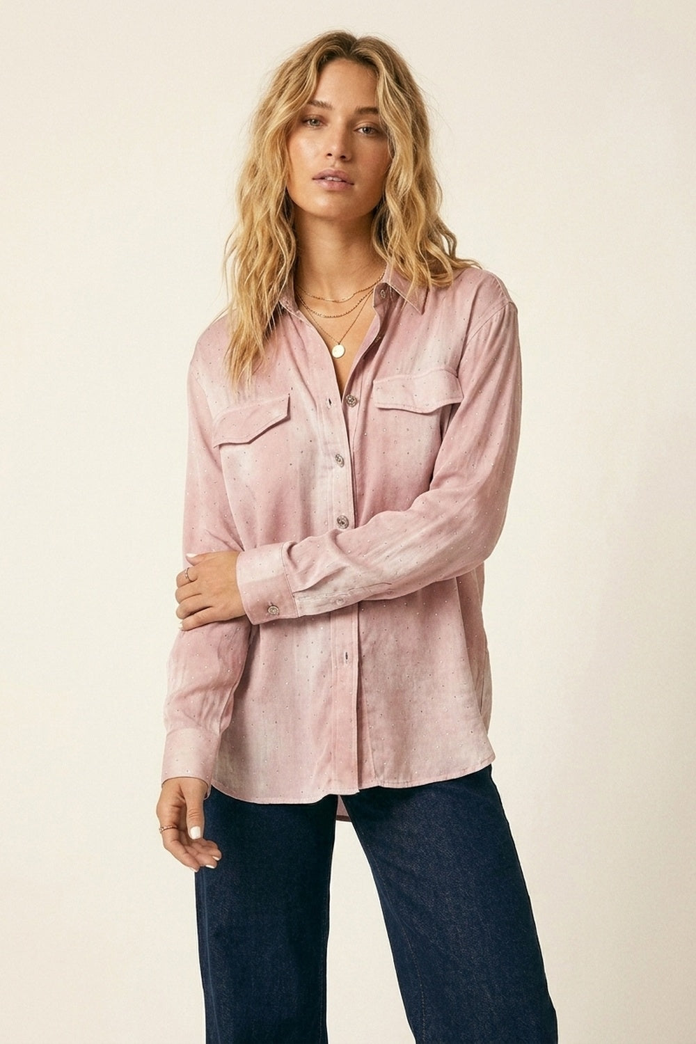 Camicia in chiffon rosa con dettagli di strass e tasche sul petto