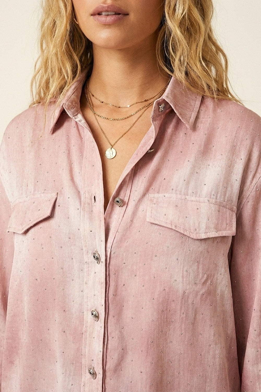 Camicia in chiffon rosa con dettagli di strass e tasche sul petto