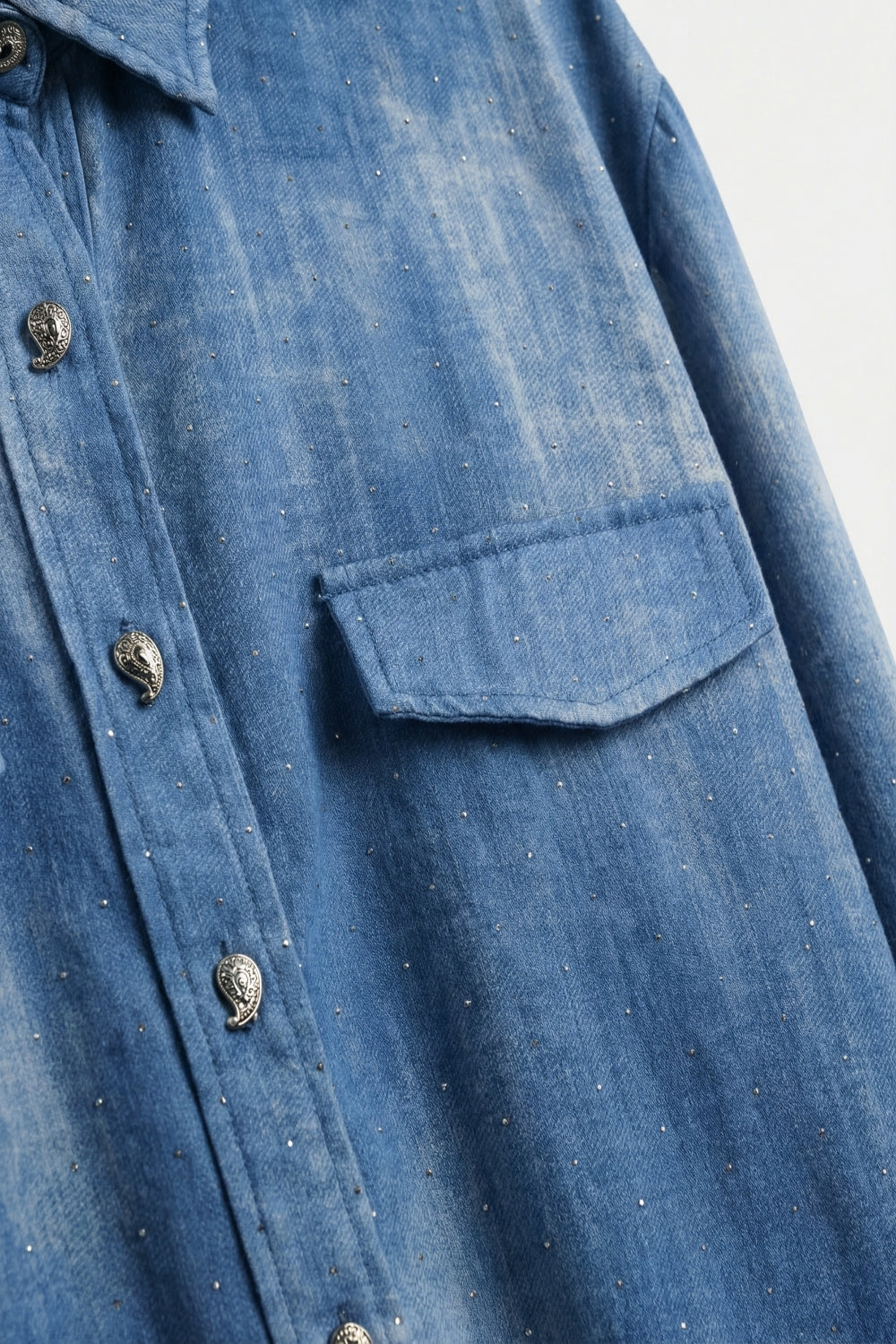 Camicia in chiffon tie-dye blu con dettagli in strass