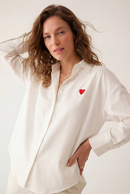 Q2 Camicia in cotone Oxford bianco con dettaglio cuore rosso ricamato