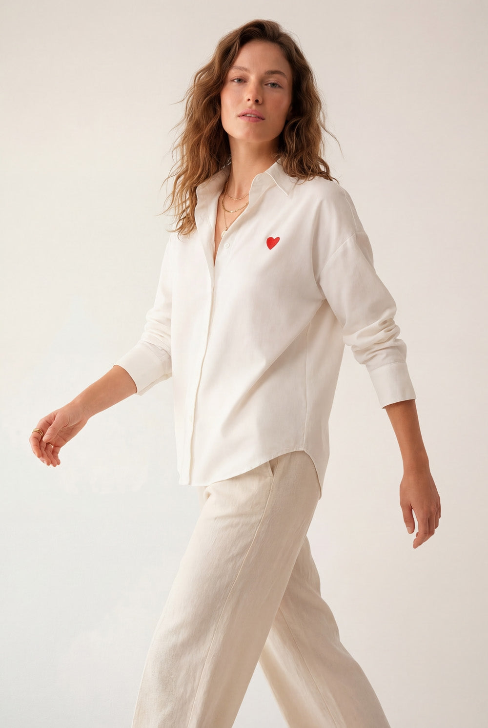 Camicia in cotone Oxford bianco con dettaglio cuore rosso ricamato