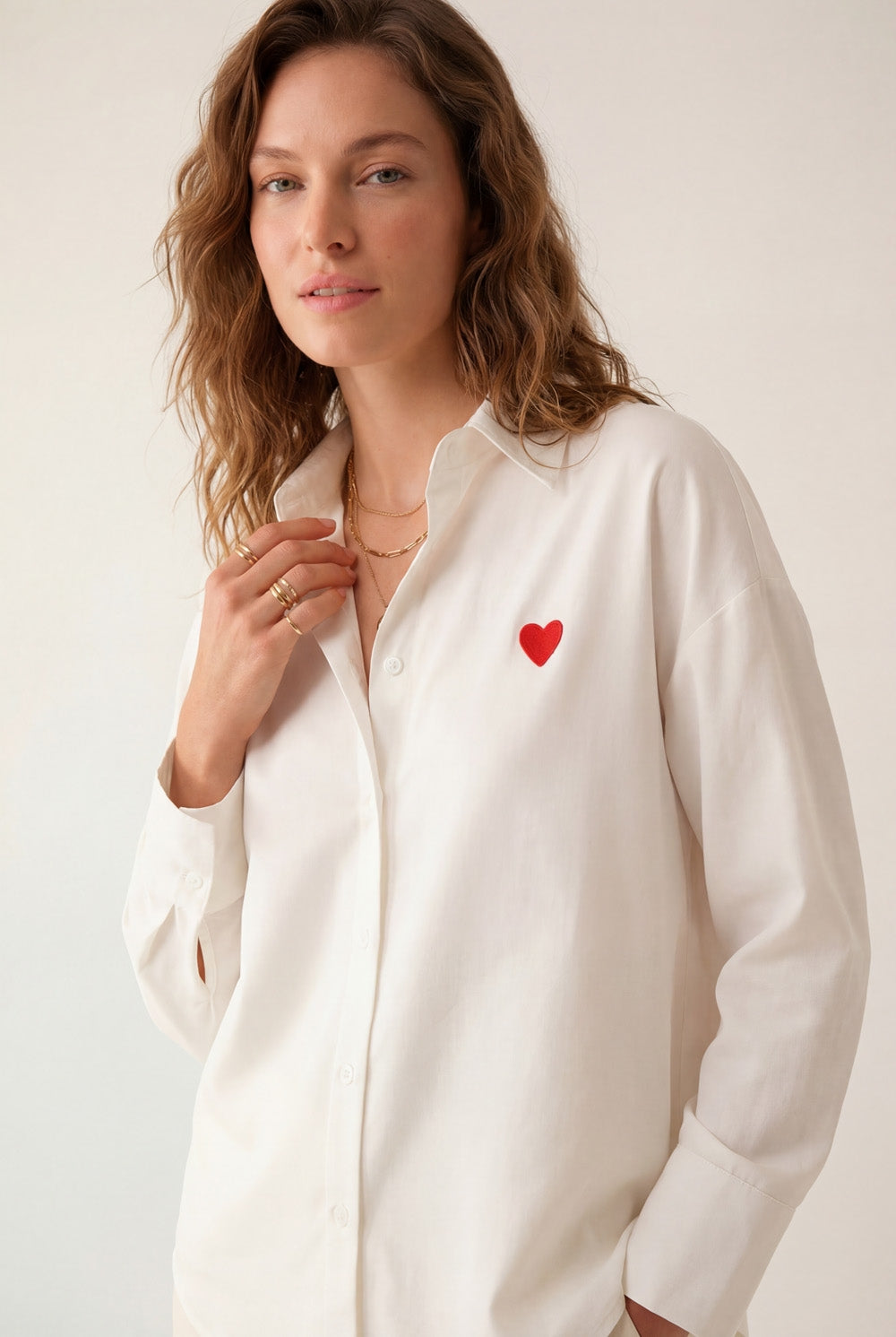 Camicia in cotone Oxford bianco con dettaglio cuore rosso ricamato