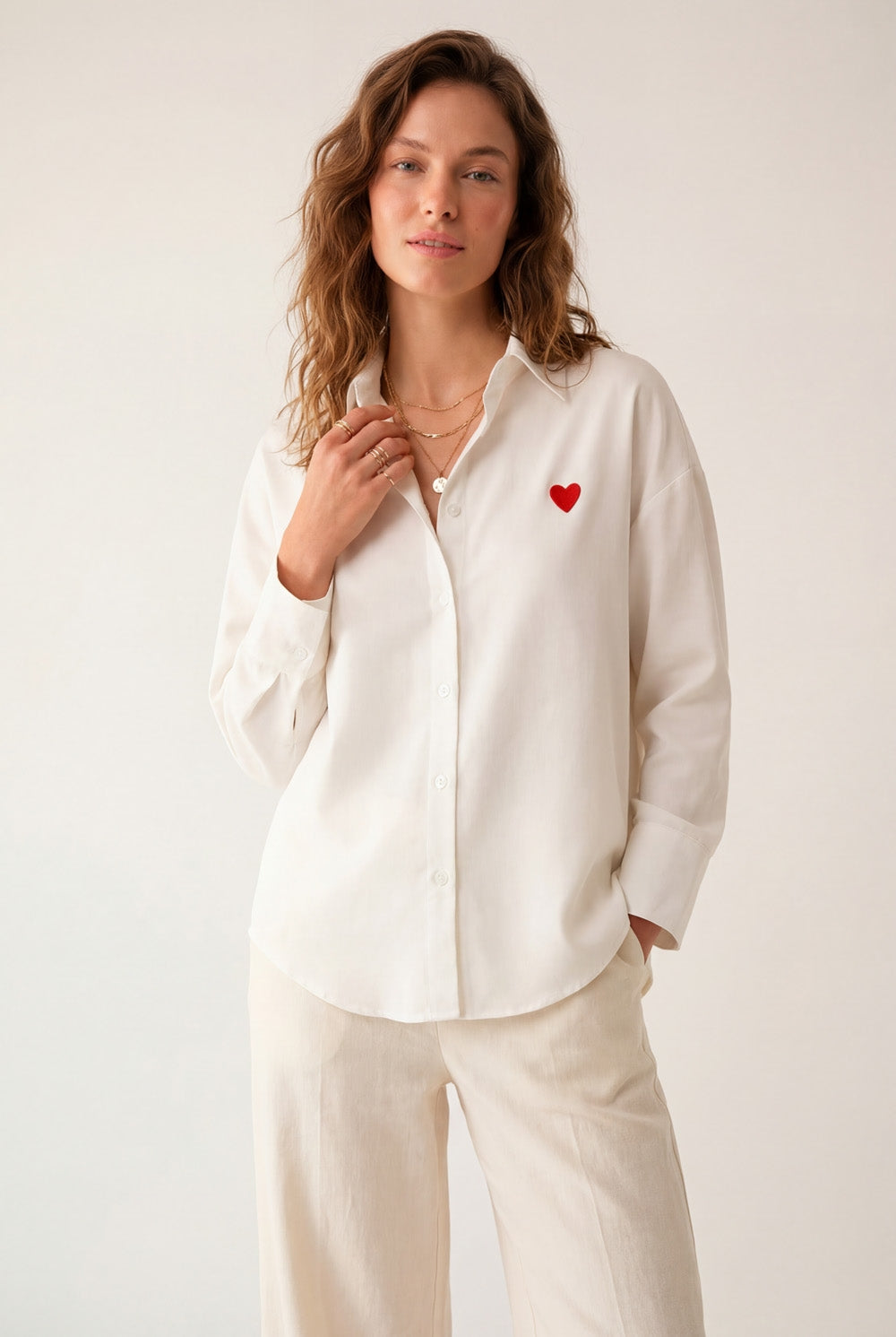 Camicia in cotone Oxford bianco con dettaglio cuore rosso ricamato