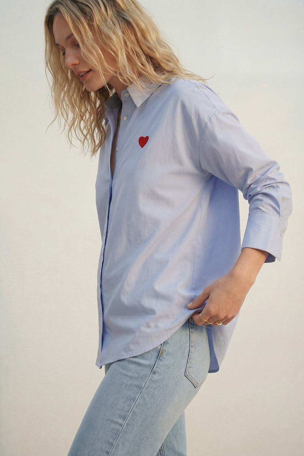 Camicia in cotone Oxford blu con dettaglio cuore rosso ricamato