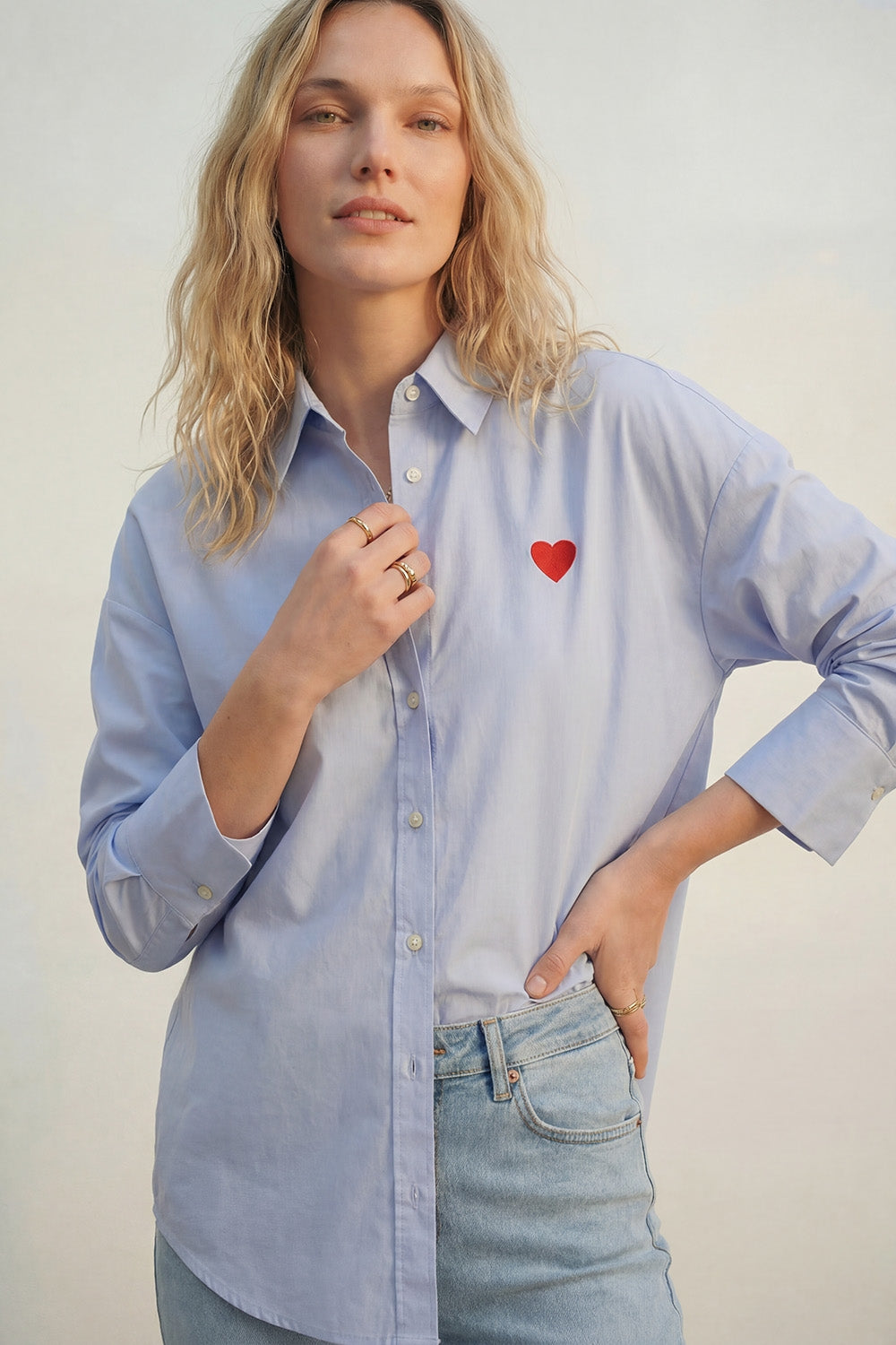 Q2 Camicia in cotone Oxford blu con dettaglio cuore rosso ricamato