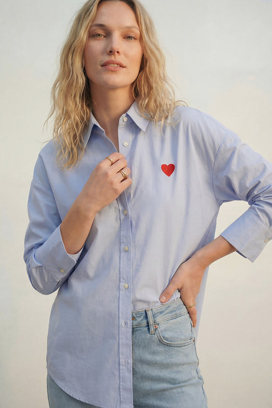 Q2 Camicia in cotone Oxford blu con dettaglio cuore rosso ricamato