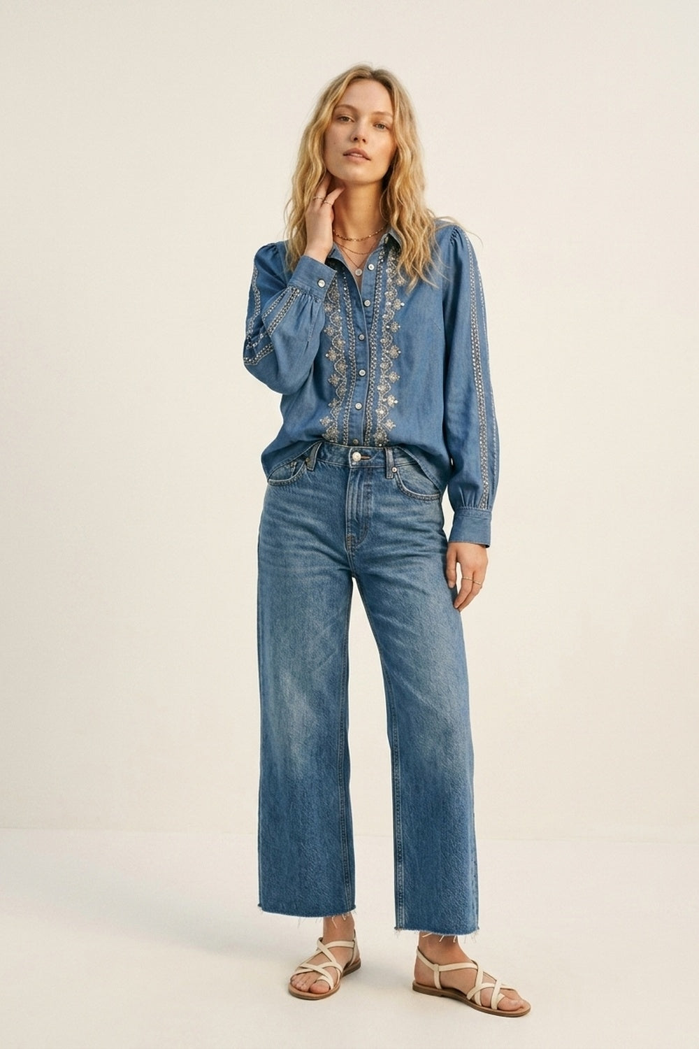 Camicia in denim blu con finiture ricamate e maniche lunghe