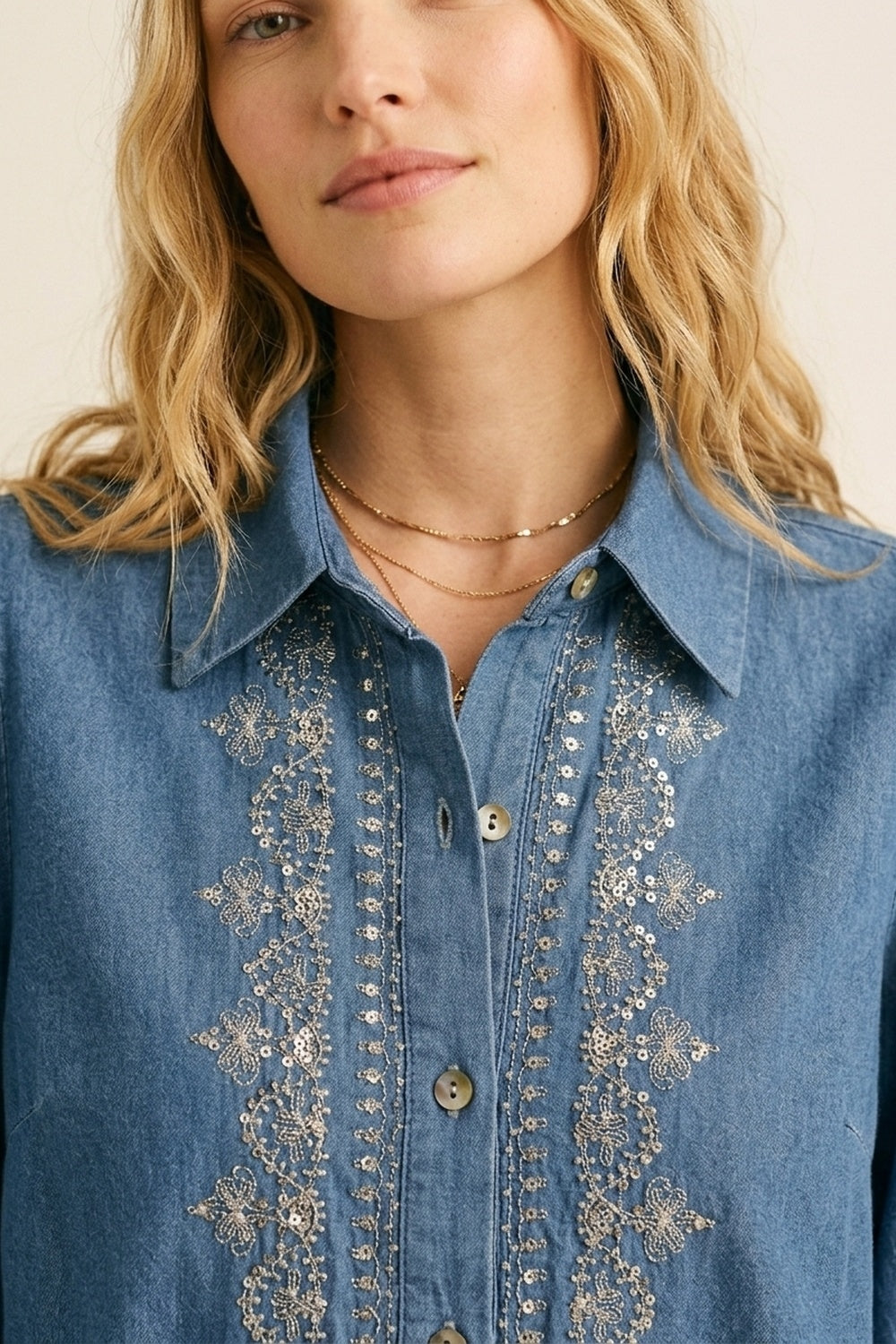 Camicia in denim blu con finiture ricamate e maniche lunghe