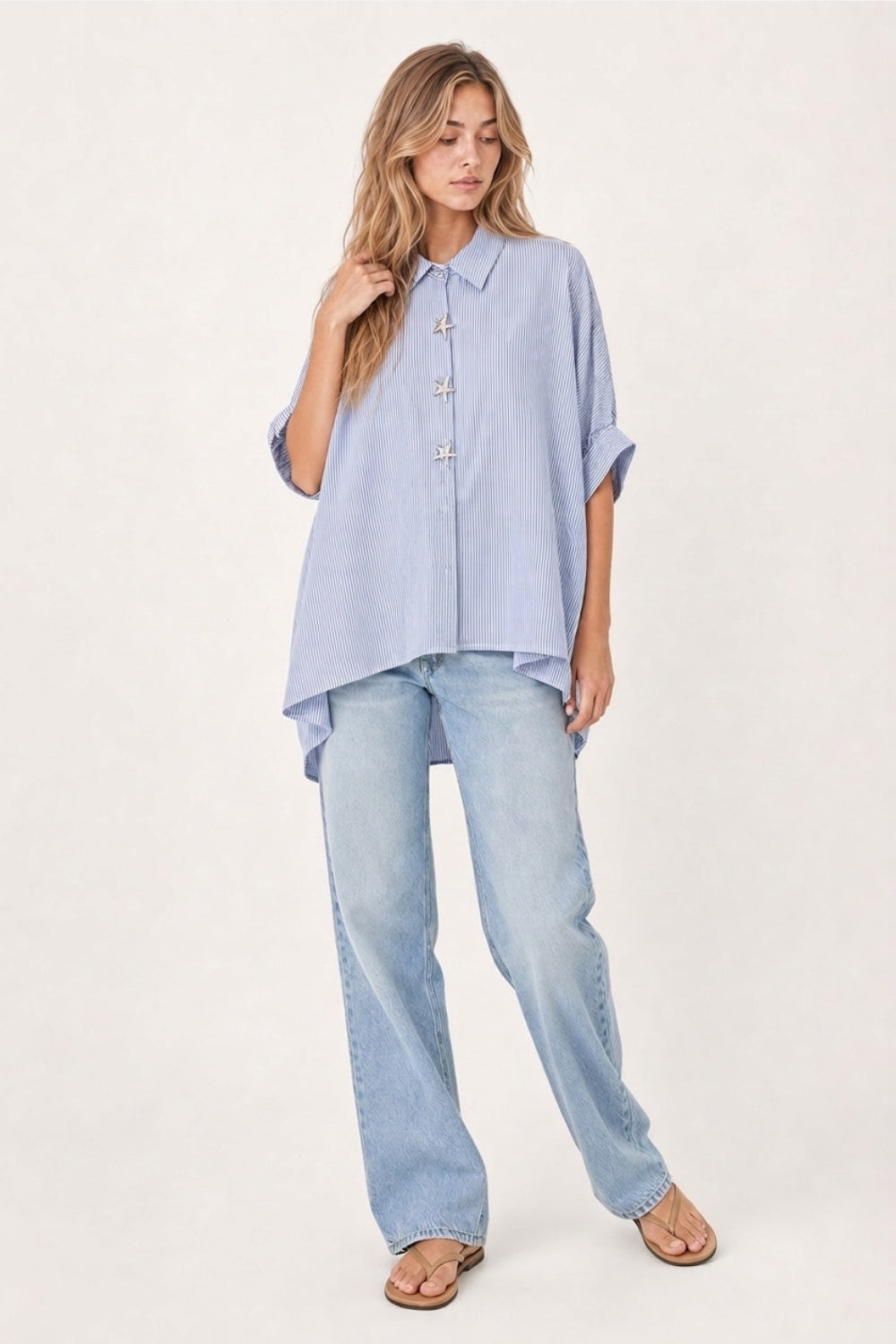 Camicia in popeline blu oversize a righe con bottoni a forma di stella marina