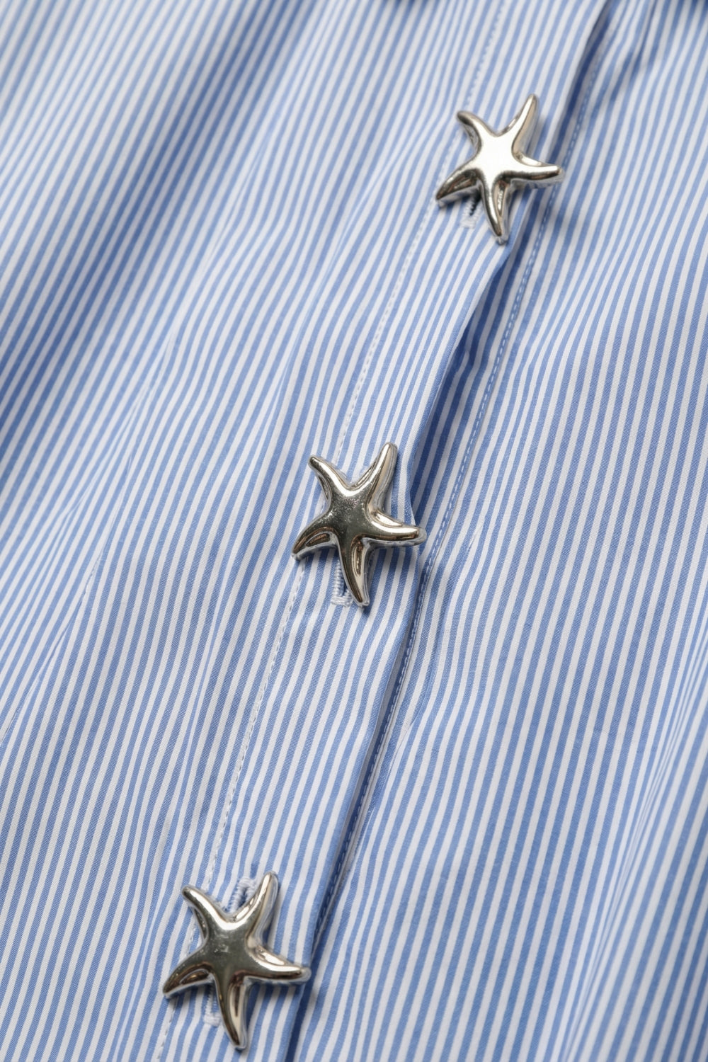 Camicia in popeline blu oversize a righe con bottoni a forma di stella marina